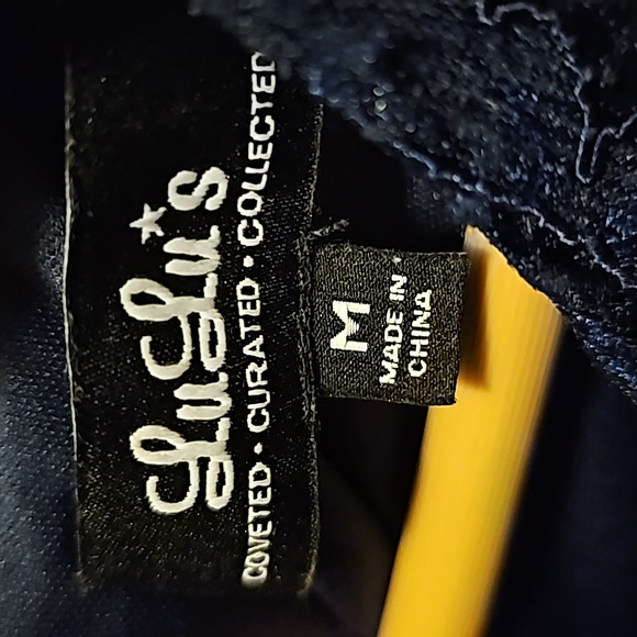 Two-piece Lulu's lace cropped skirt set in Navy Blue - Picture 8 of 16